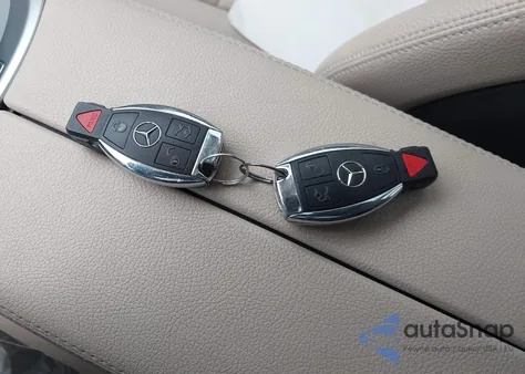 2016 Mercedes-Benz C 300 4Matic z USA, uszkodzony, nr VIN 55SWF4KB8GU108567